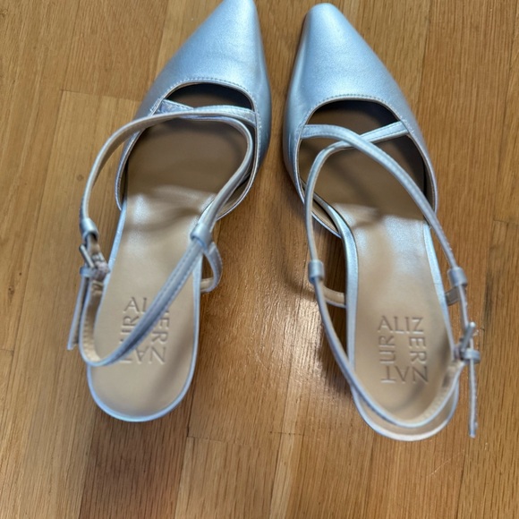 Naturalizer Tahira slingback pumps heels silver women's 7 M New In Box NIB - Picture 3 of 10